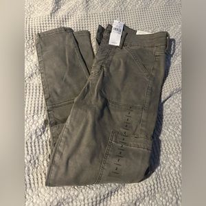 American Eagle, skinny cargo size 2 short